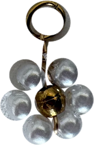 Charm Fleur nacrée en acier inoxydable, vu de près